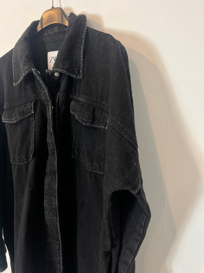 ZARA. Chaqueta denim negra. T S