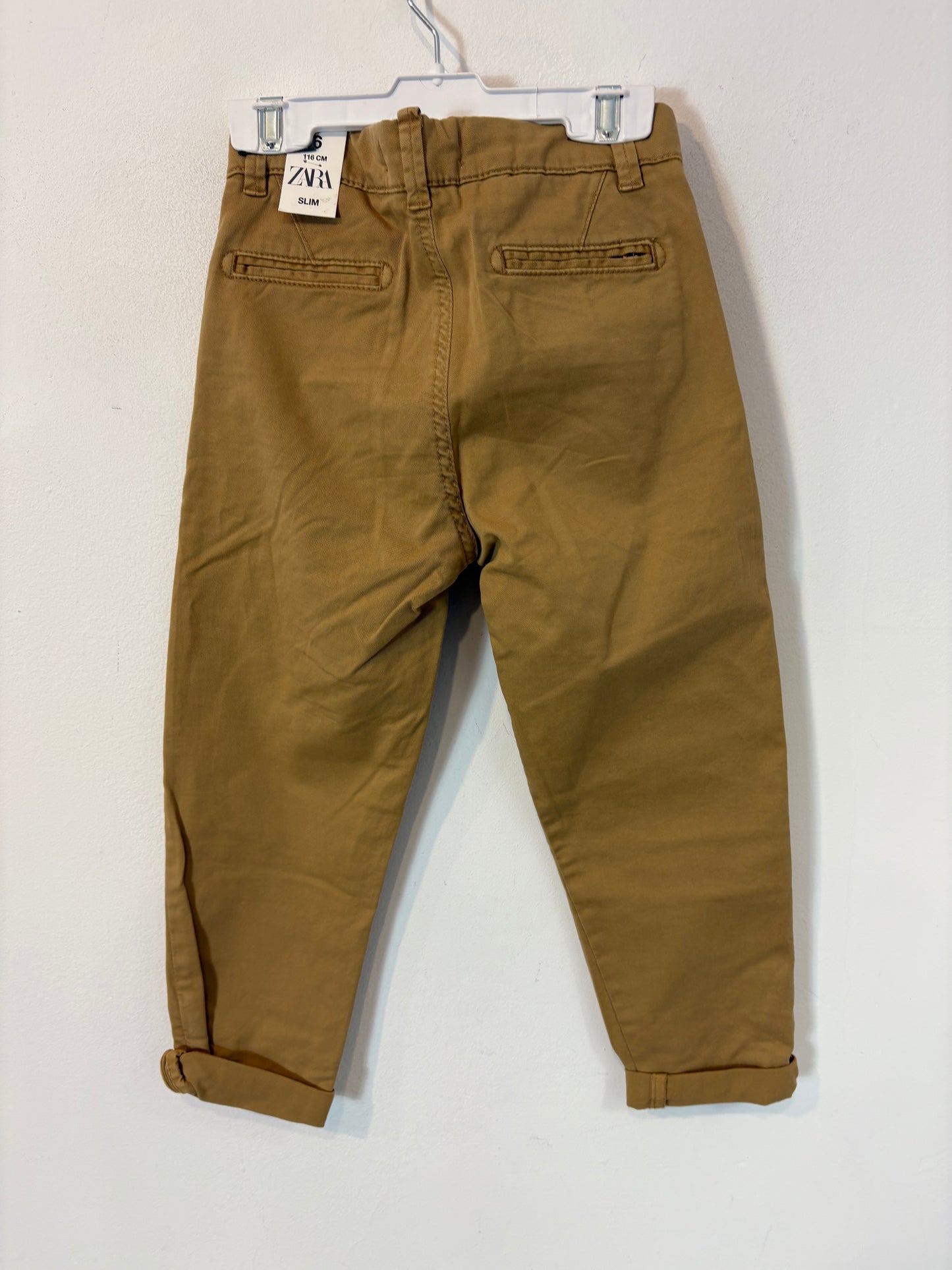 ZARA. Pantalón chino camel niños. T 6 años