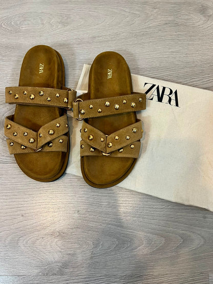 ZARA. Sandalias antelina tachuelas