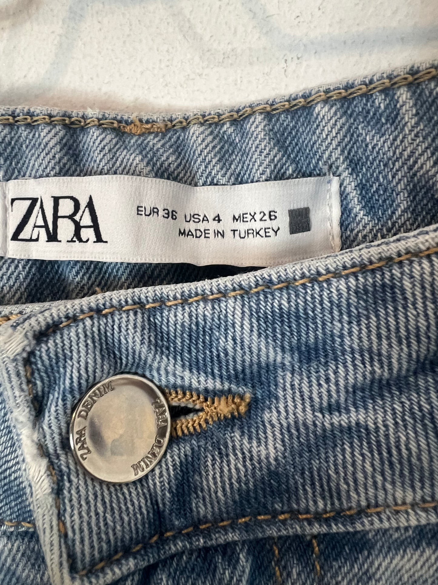 ZARA. Pantalón pata ancha ligero. T 36