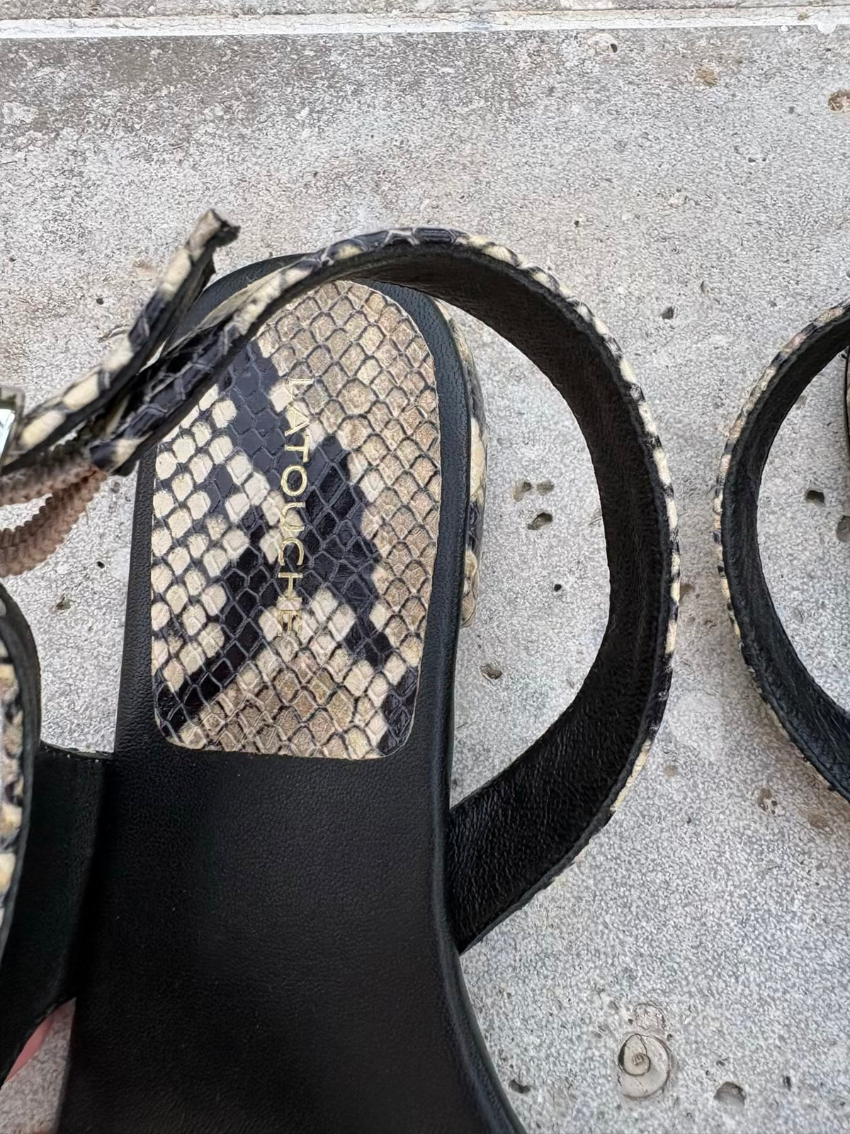 LATOUCHE. Sandalia piel cruzada snake print. T 37