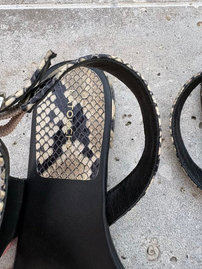 LATOUCHE. Sandalia piel cruzada snake print. T 37
