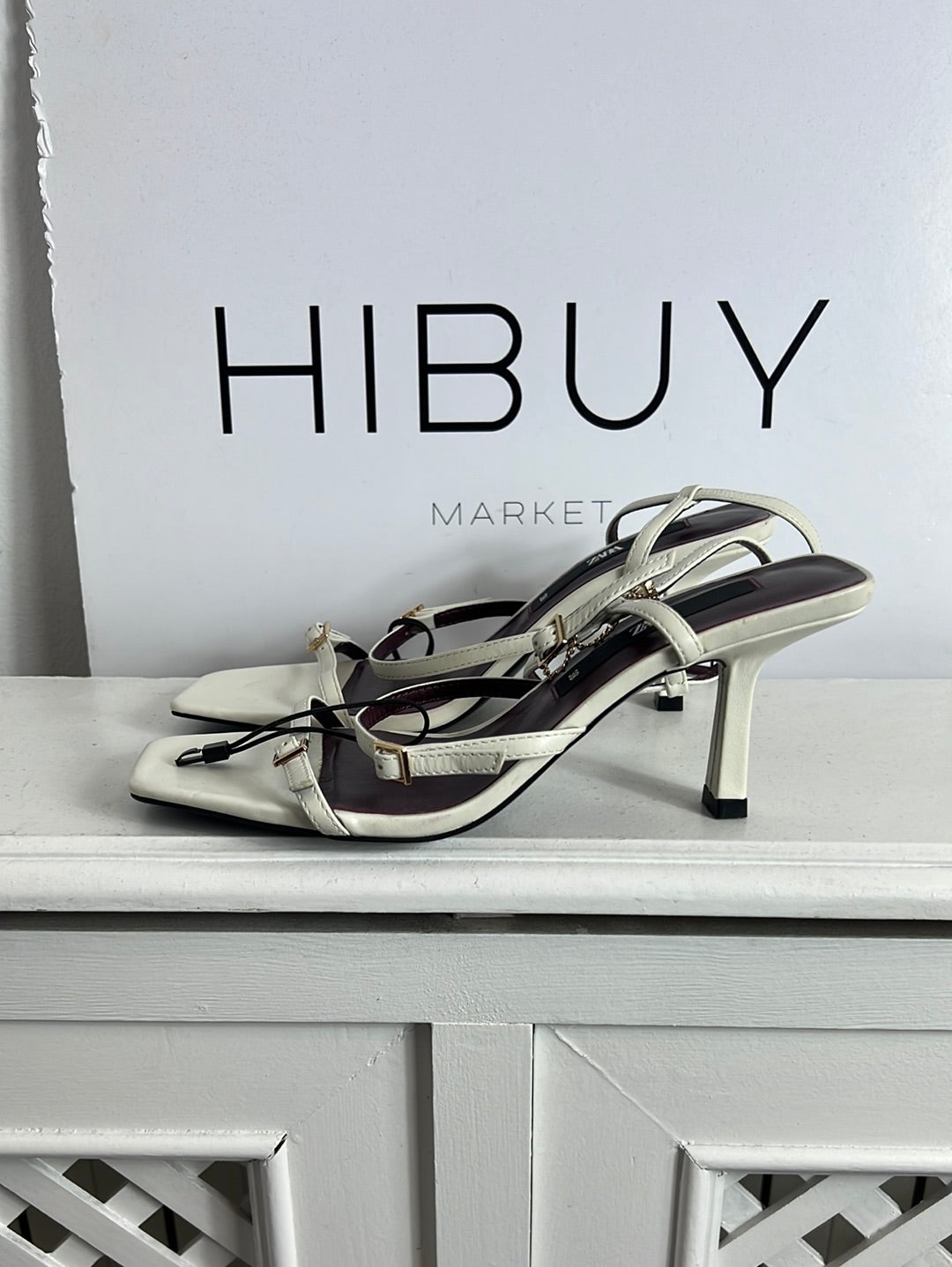 ZARA. Sandalias blancas y burdeos tiras hebillas. T 38