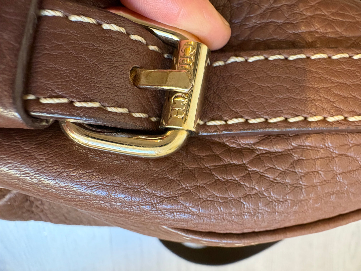 CAROLINA HERRERA. Bolso marrón piel asa regulable