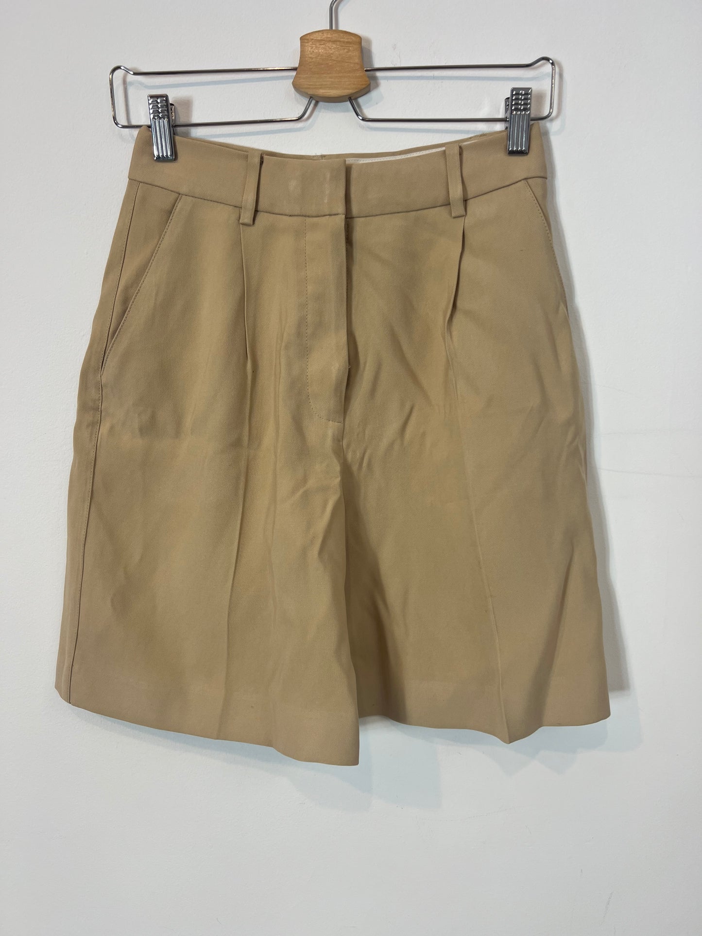 MANGO. Bermuda fluida beige T.34