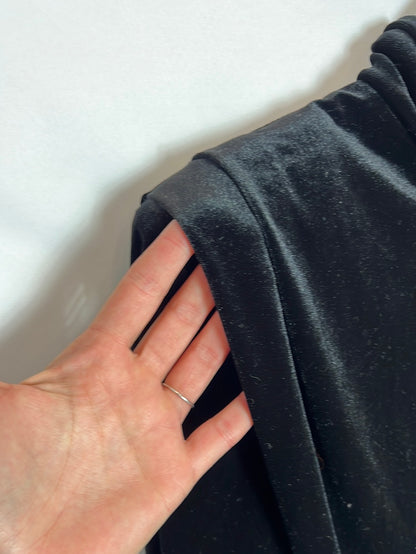 ZARA. Top terciopelo negro hombreras y fruncidos. T XS