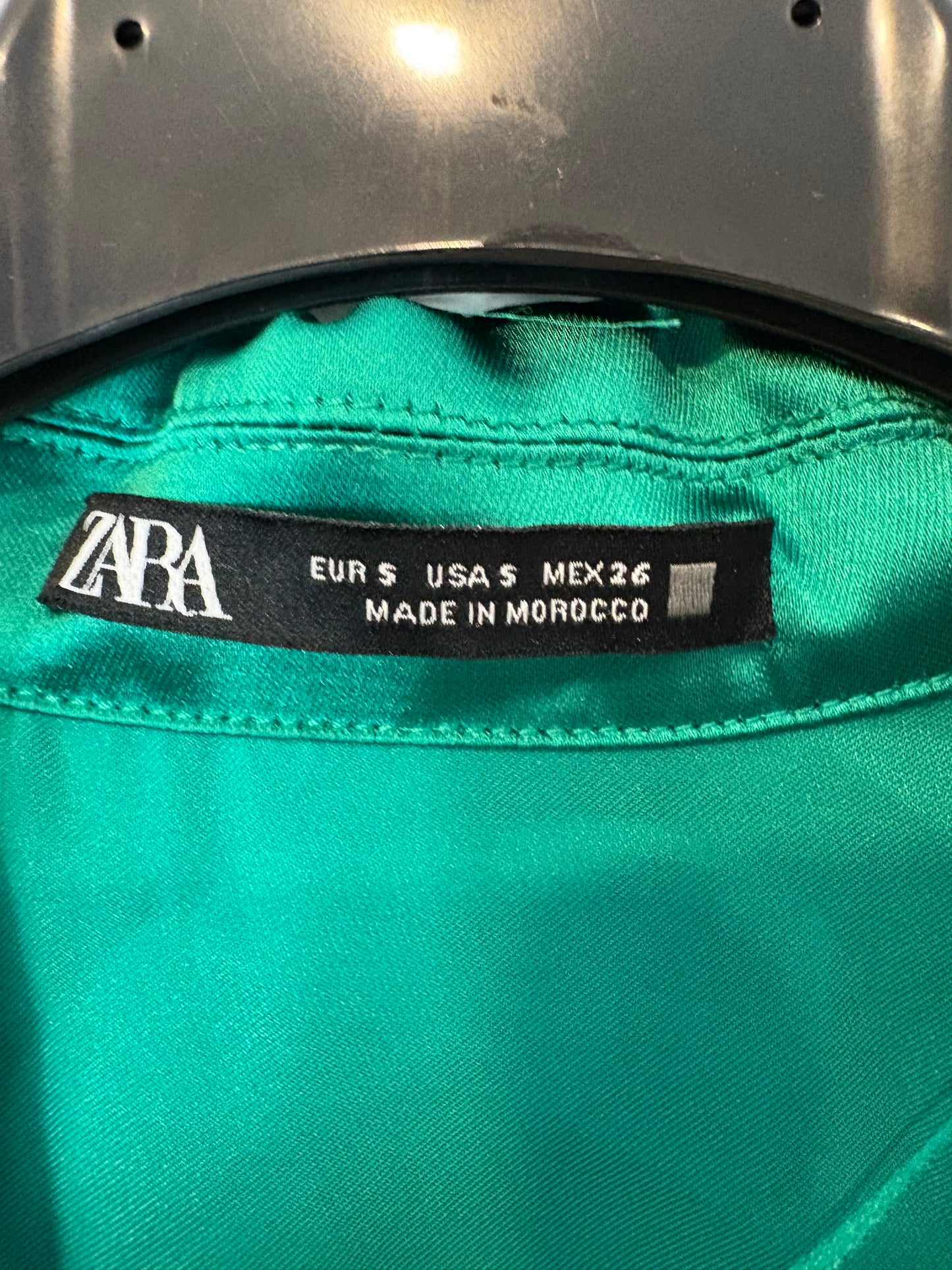 ZARA. Vestido verde satinado plumas