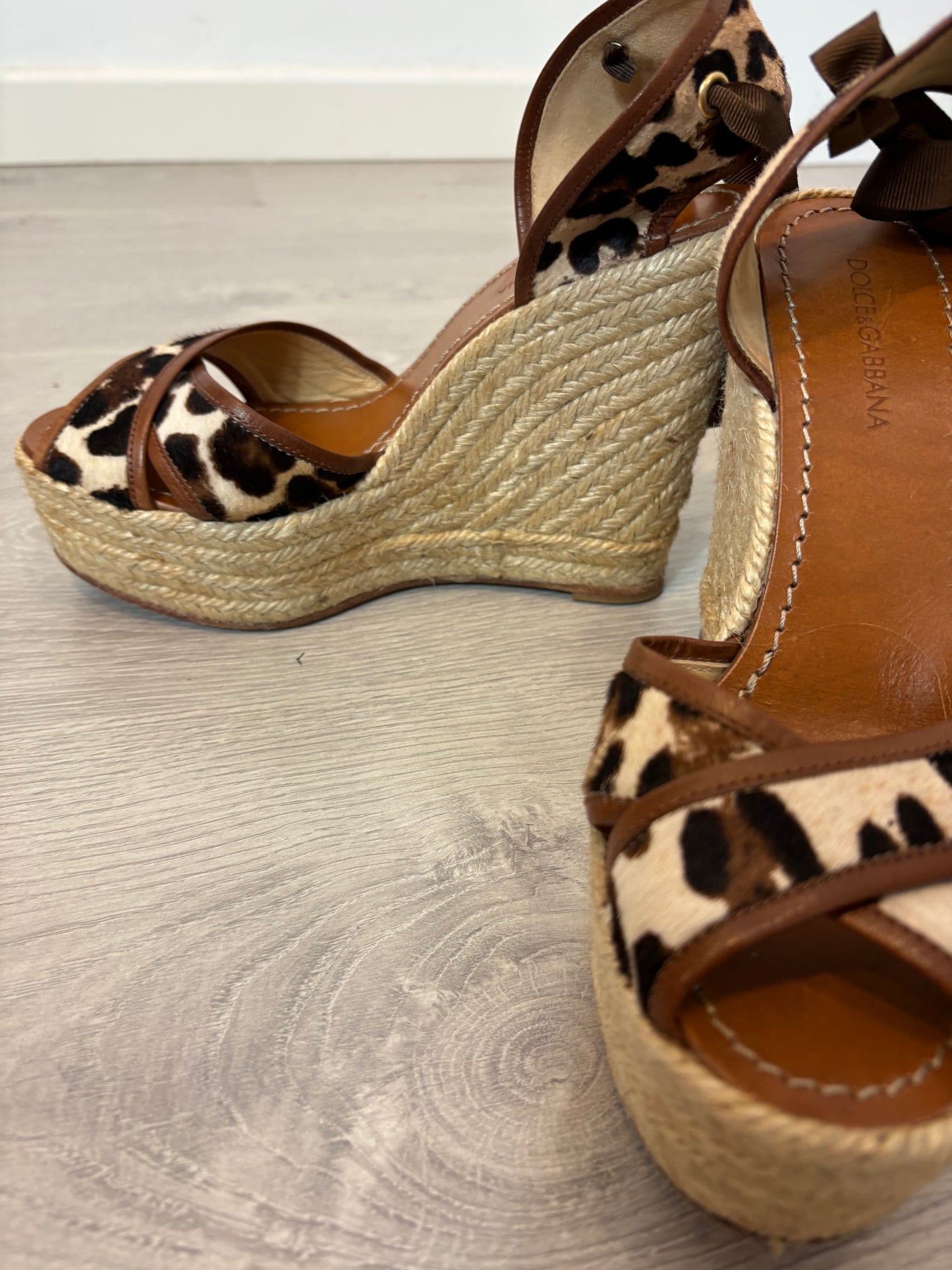 DOLCE & GABBANA. Cuñas animal print piel. T38