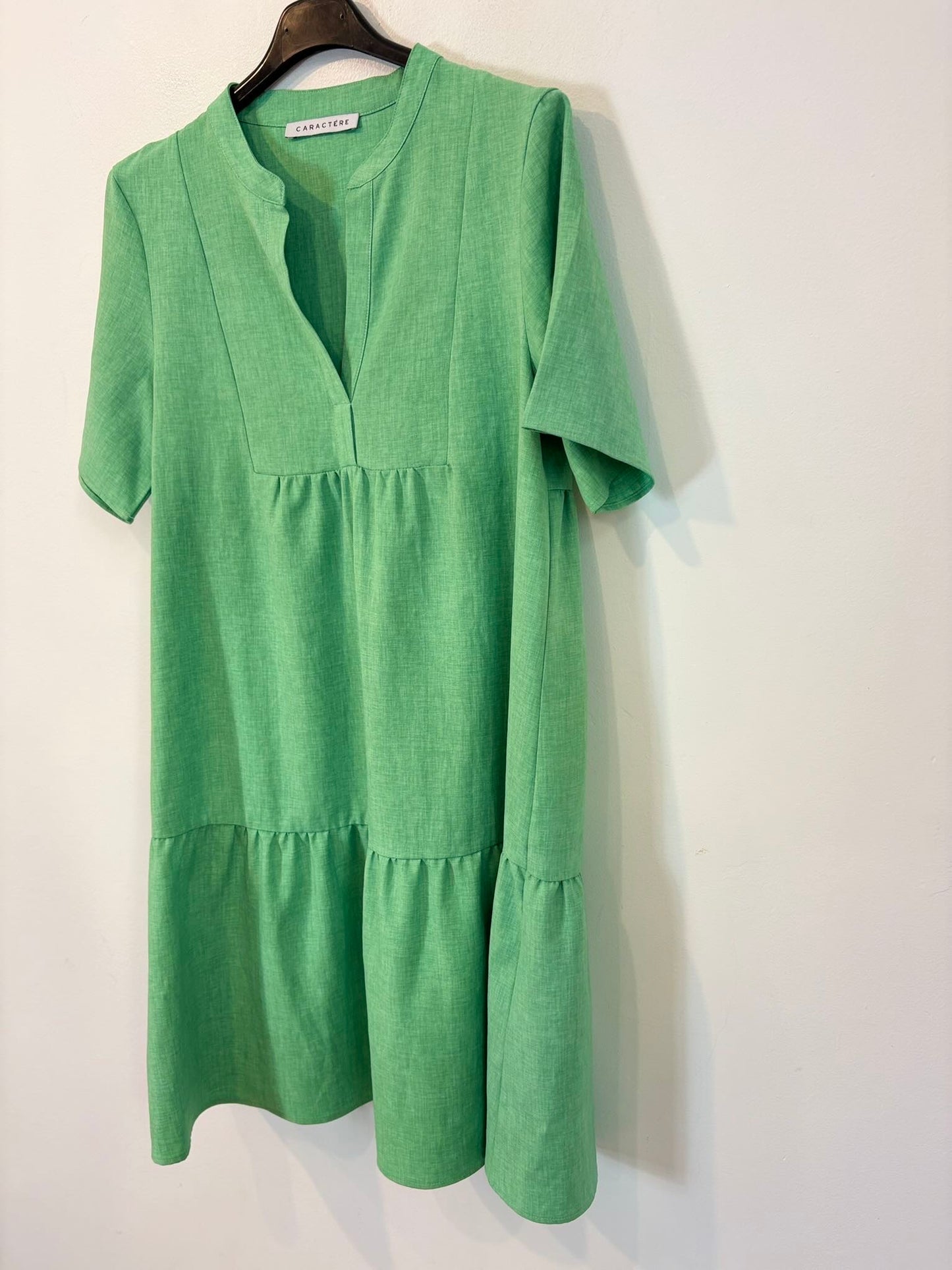 CARACTÉRE. Vestido corto verde textura