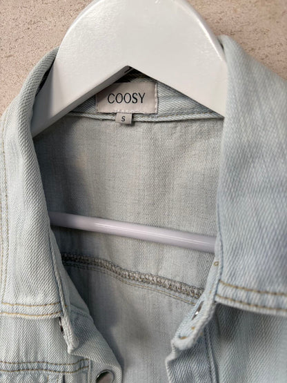COOSY. Camisa denim azul claro