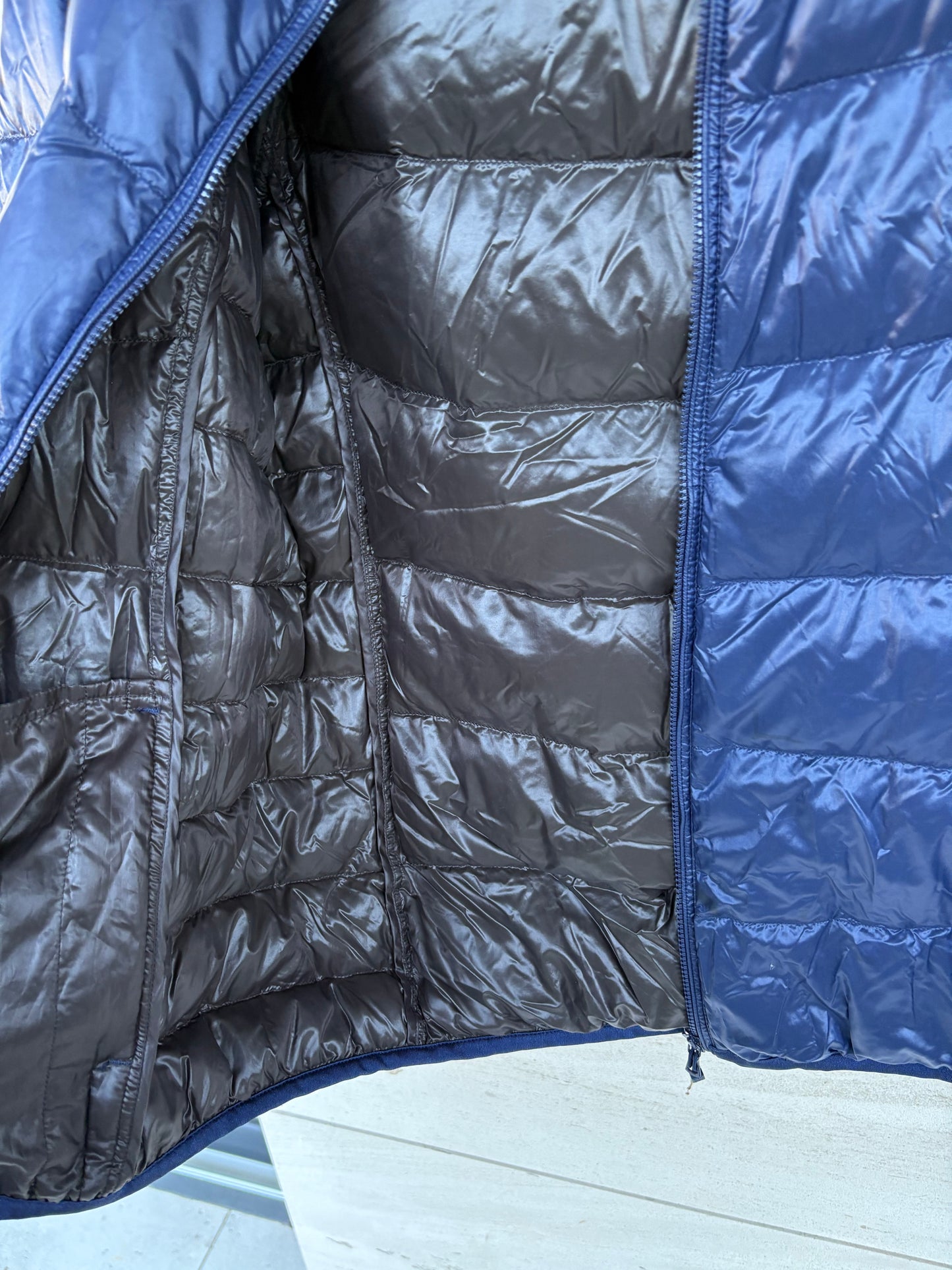 UNIQLO. Ultralight blue down jacket with hood. TM