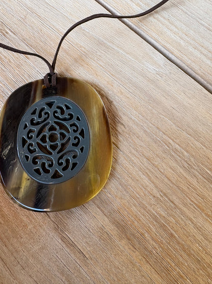 OTRAS. Collar pieza nácar ovalada