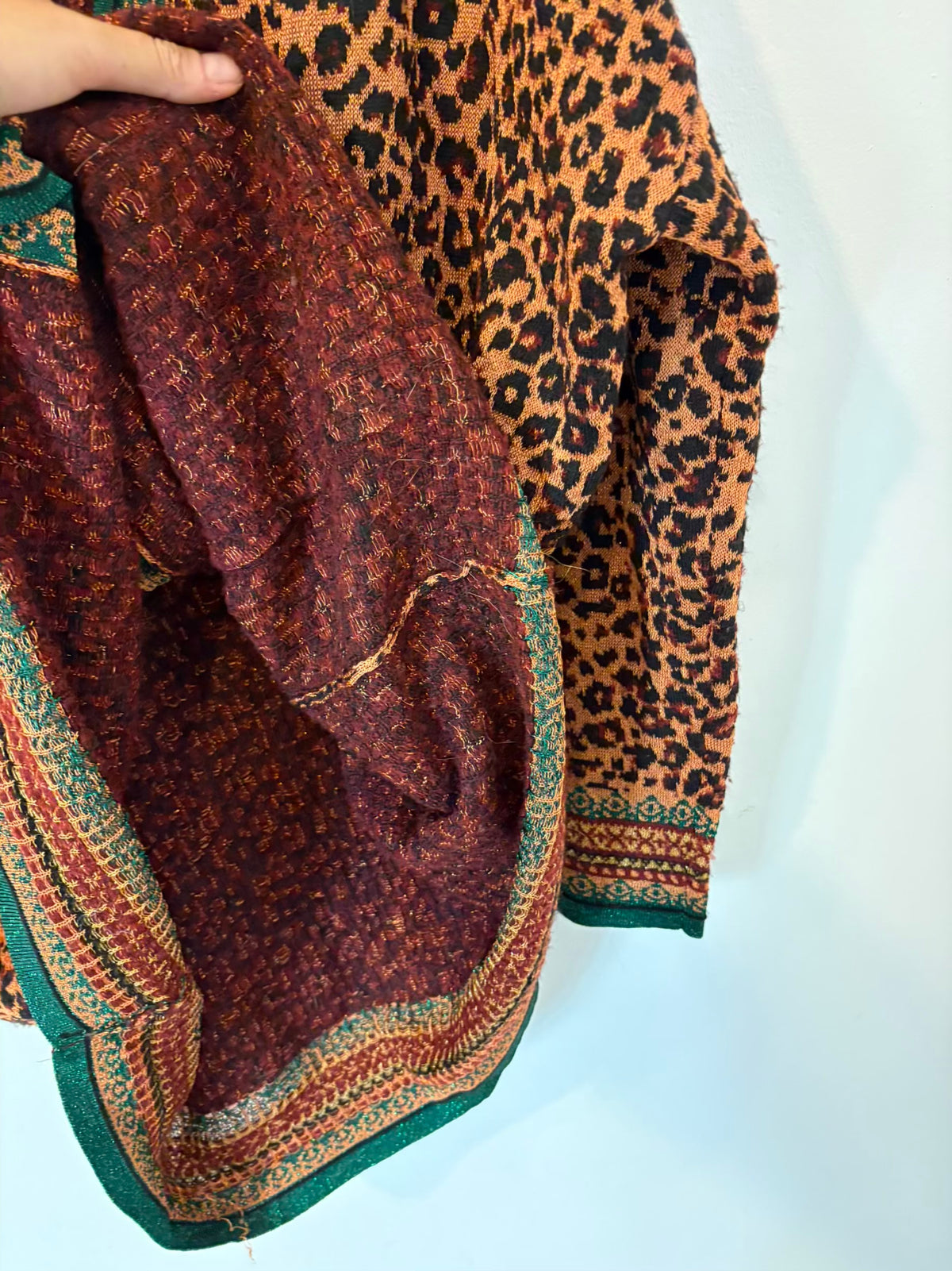 ZARA. Cárdigan animal print hilos metalizados