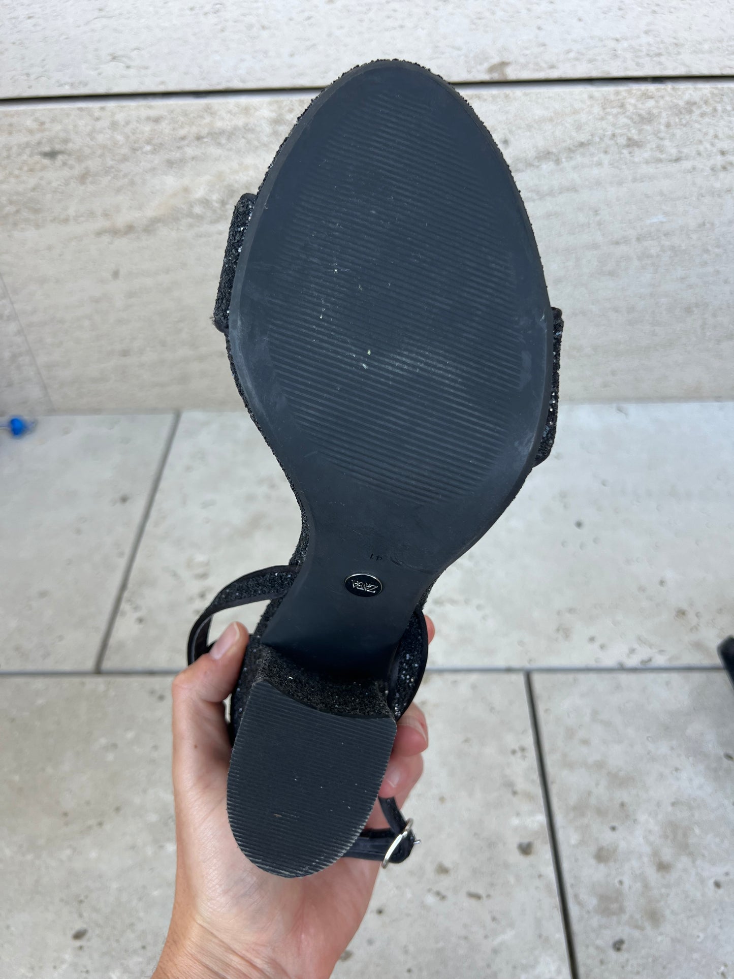 ZARA. Sandalias negras purpurina. T 41