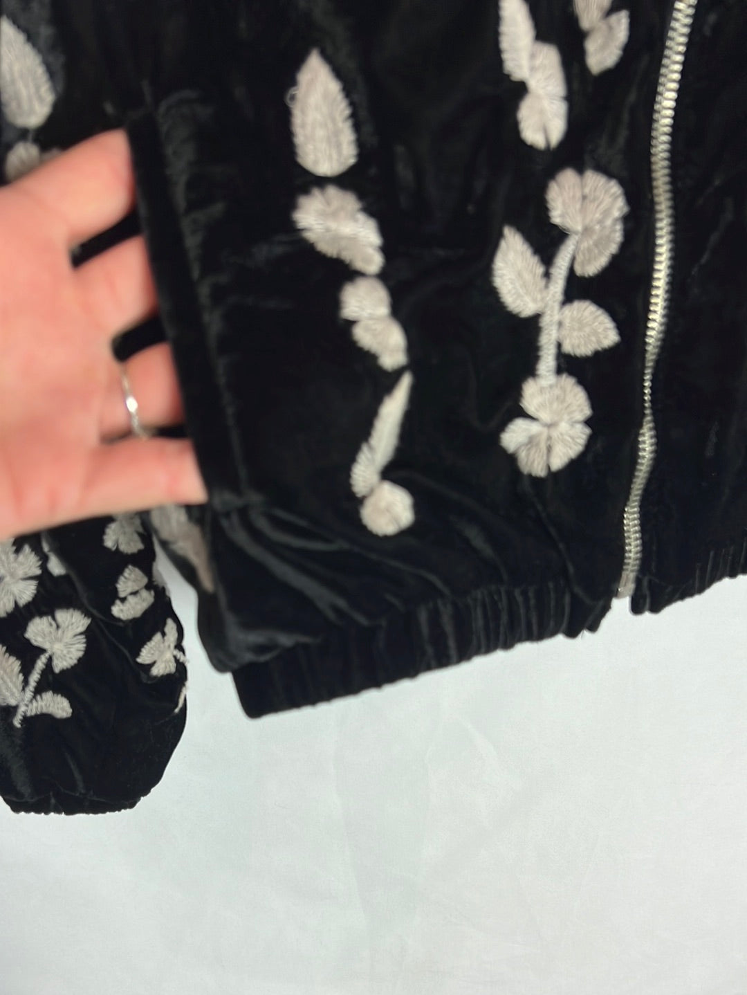 MANGO. Bomber negra terciopelo T.13-14 años (xxs)