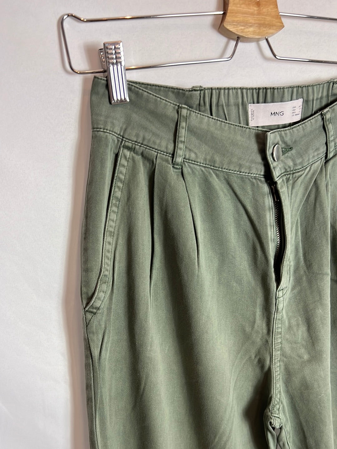 MANGO. Pantalones verdes pinzas. T 36