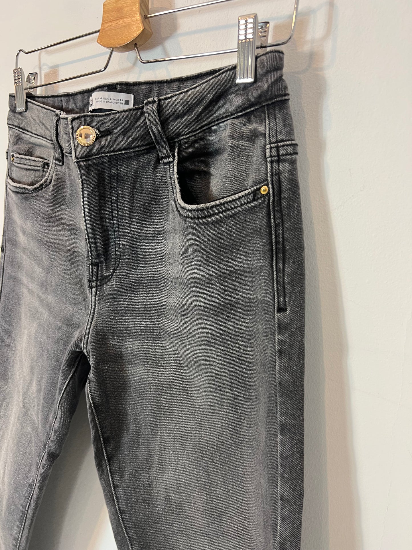ZARA. Pantalón gris pillito T.38