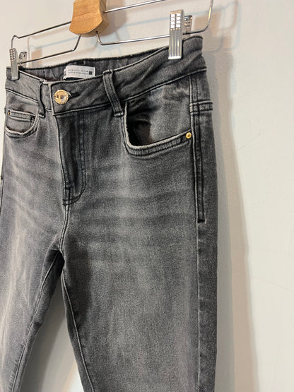 ZARA. Pantalón gris pillito T.38