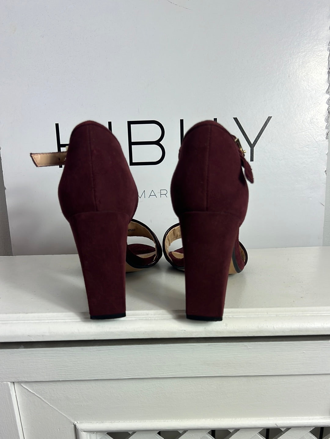 CLARKS. Burgundy buckle sandal. Size 38