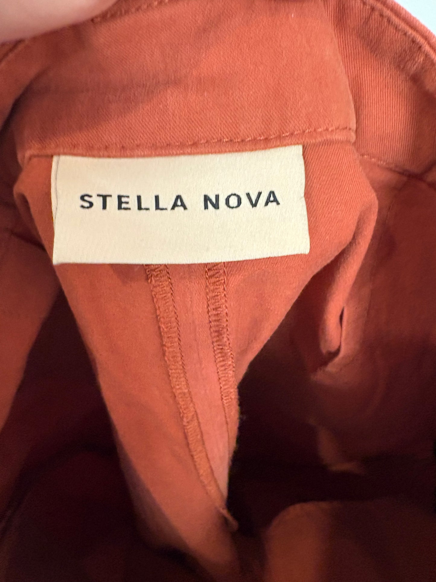 STELLA NOVA. Pantalón rojizo detalle bajo