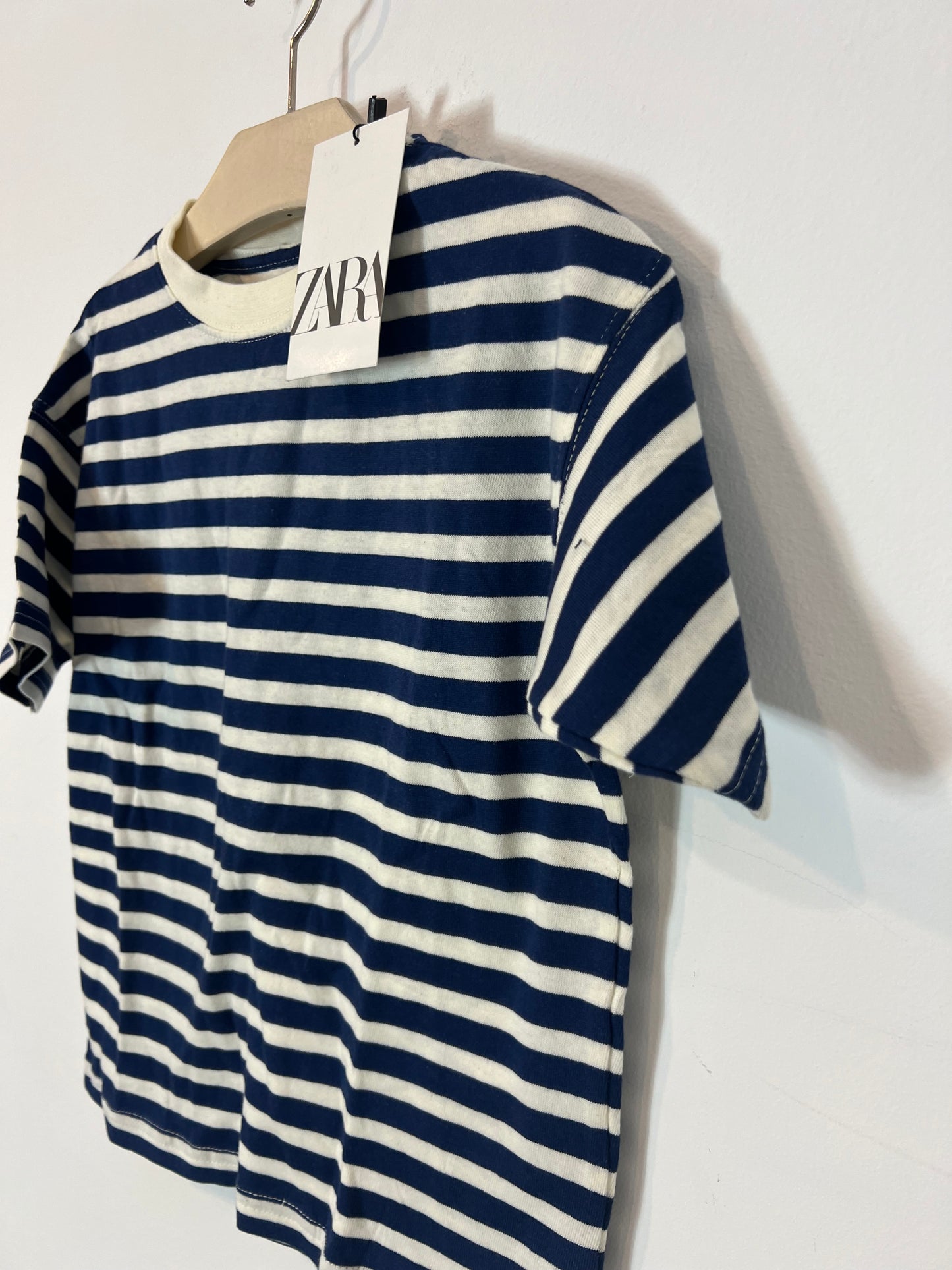 ZARA. Camiseta azul rayas. T 6 años