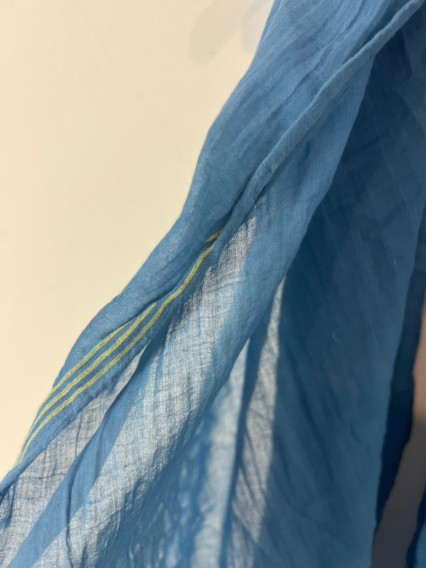 OTRAS. Fular azul detalles fluor