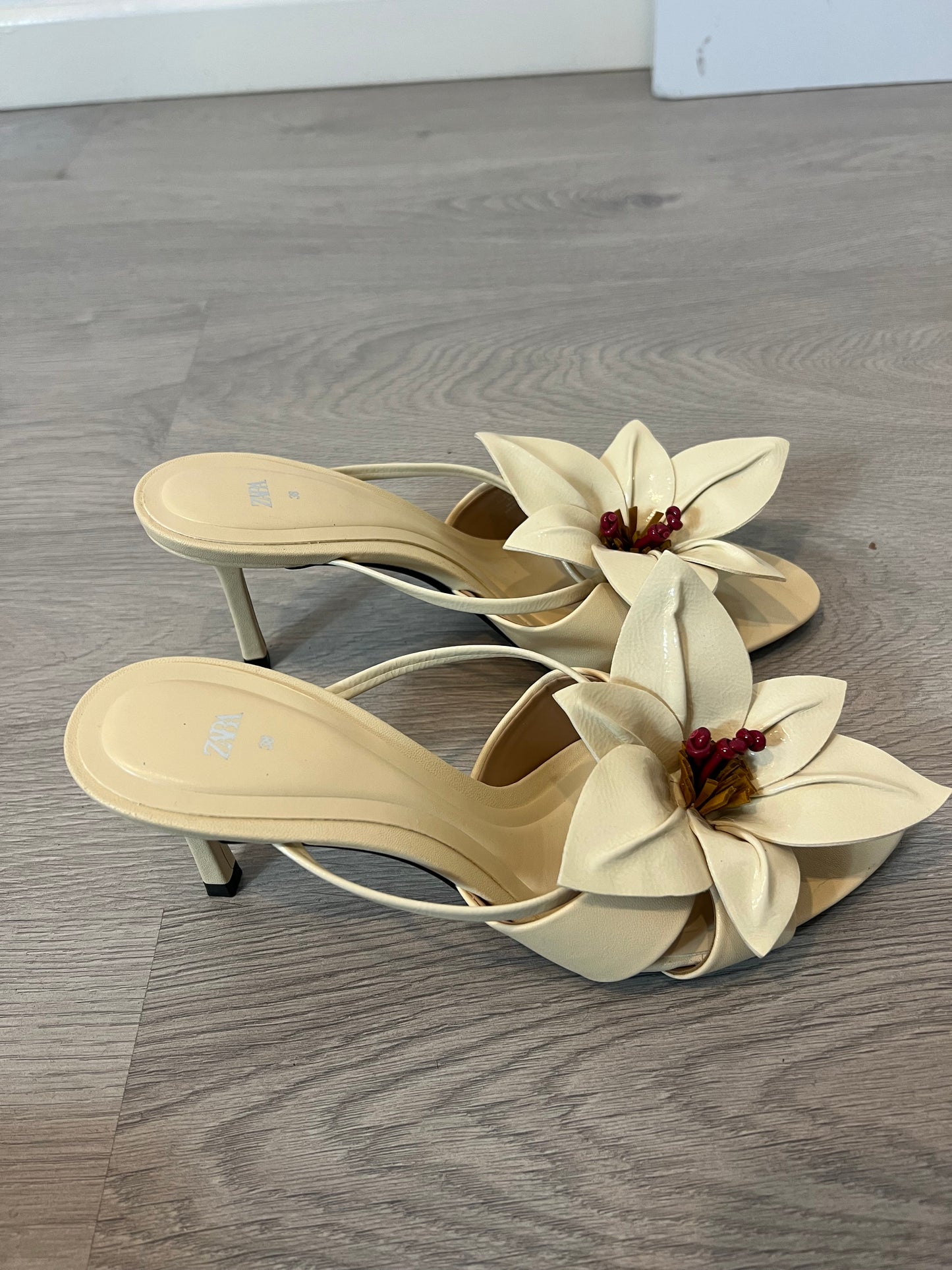 ZARA. Sandalia beige flor. T 38