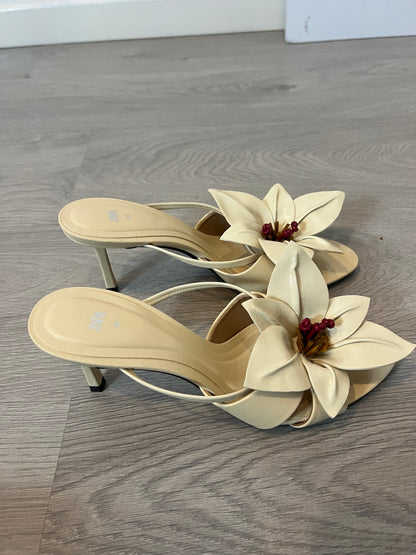 ZARA. Sandalia beige flor. T 38
