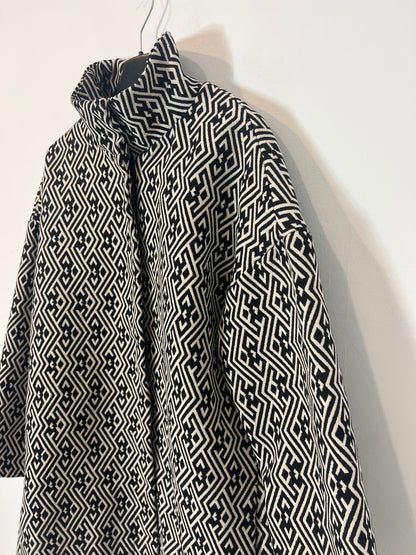 BLANCO. Abrigo beige y negro geométrico T.s