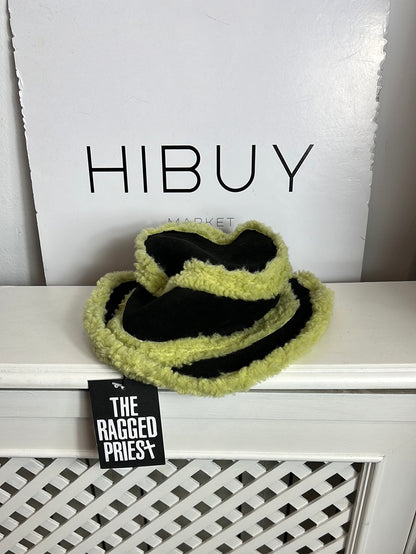 URBAN OUTFITERS. Gorro negro borrego