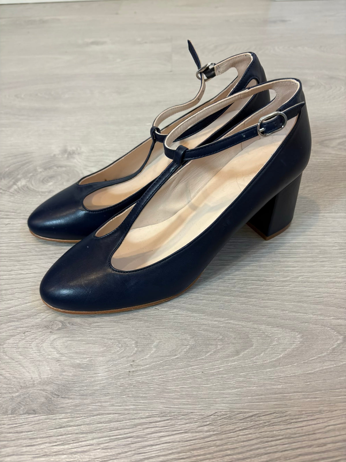PATSY. Zapato de tacón en piel azul marino. T 39