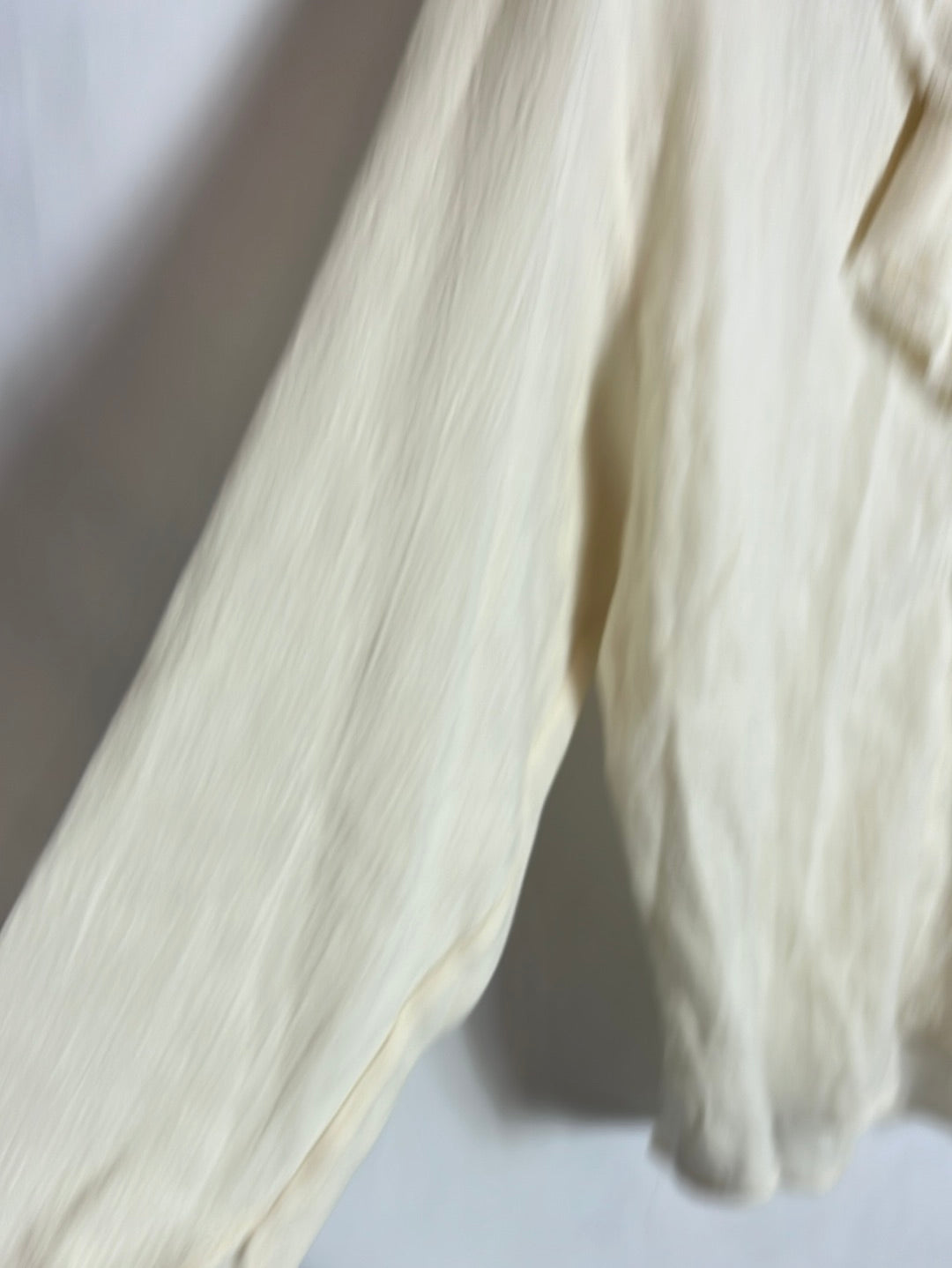 MASSIMO DUTTI. Blusa algodón beige volante. T XS