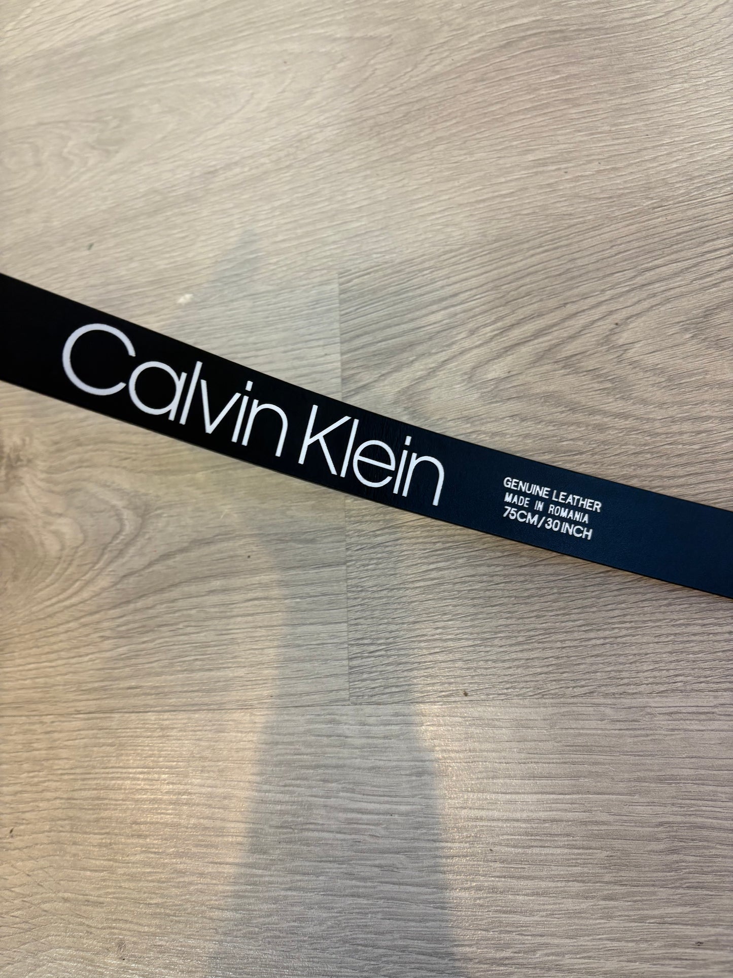 CALVIN KLEIN. Cinturón beige hebilla logo