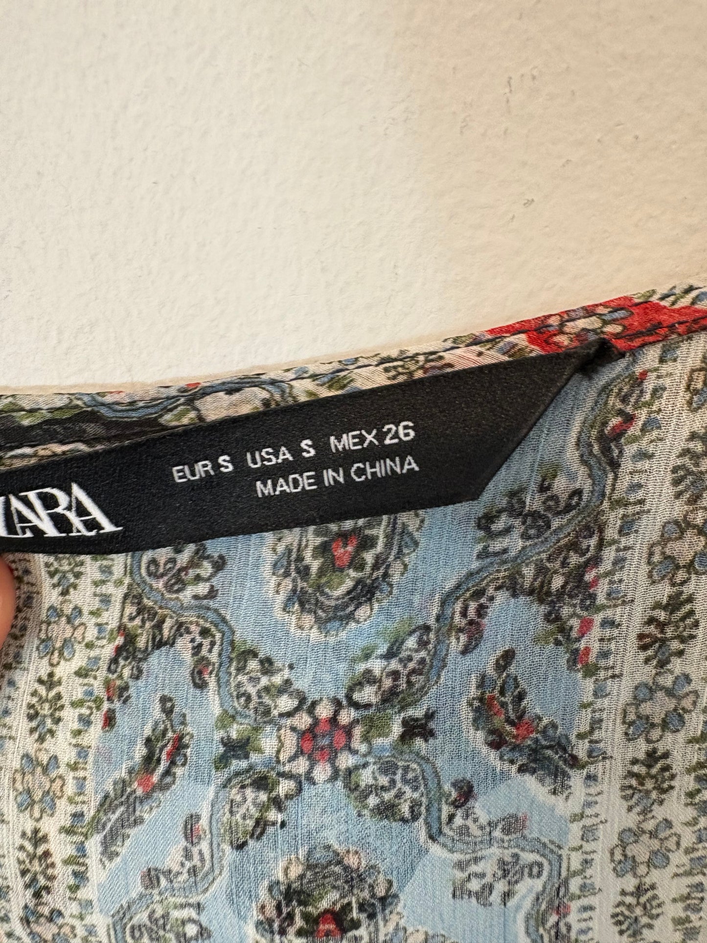 ZARA. Flowy blue printed blouse. TS