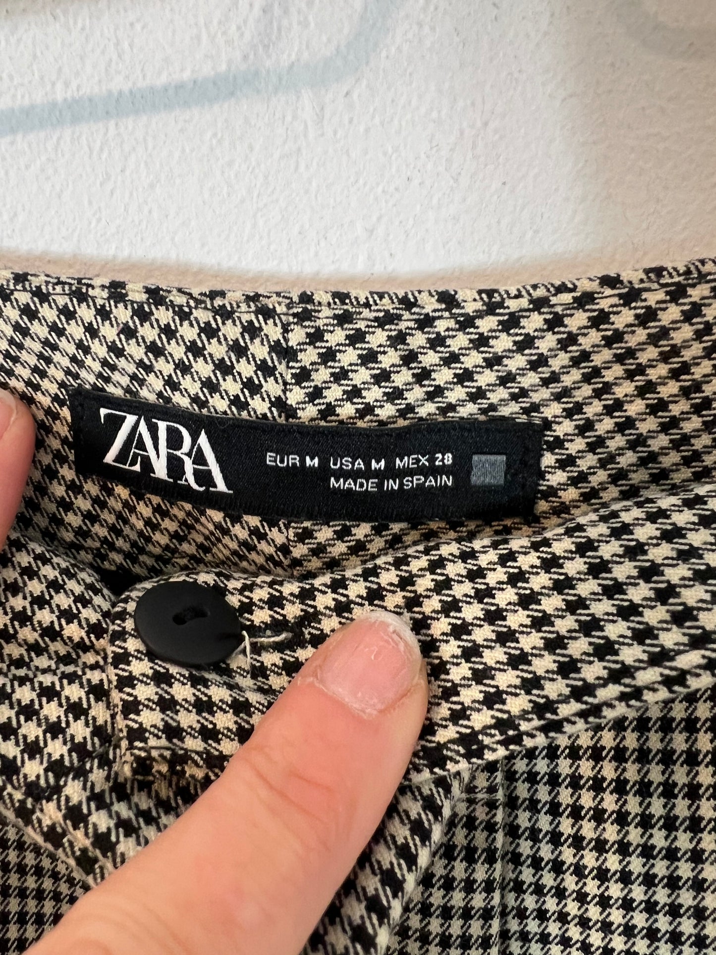 ZARA. Pantalón de cuadros beige y negro  T.m