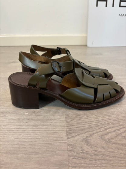 HEREU STUDIO. Sandalia piel destaponada verde. T 39