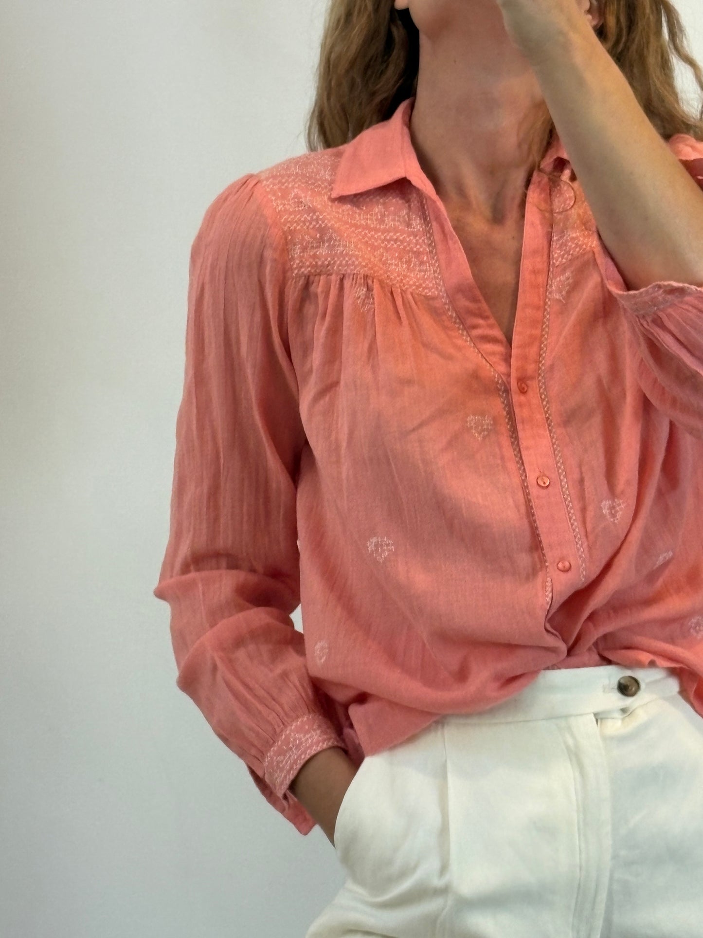 MAISON HOTEL. Blusa rosa bordados