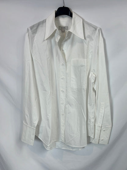 COS. Camisa blanca bolsillo. T 36