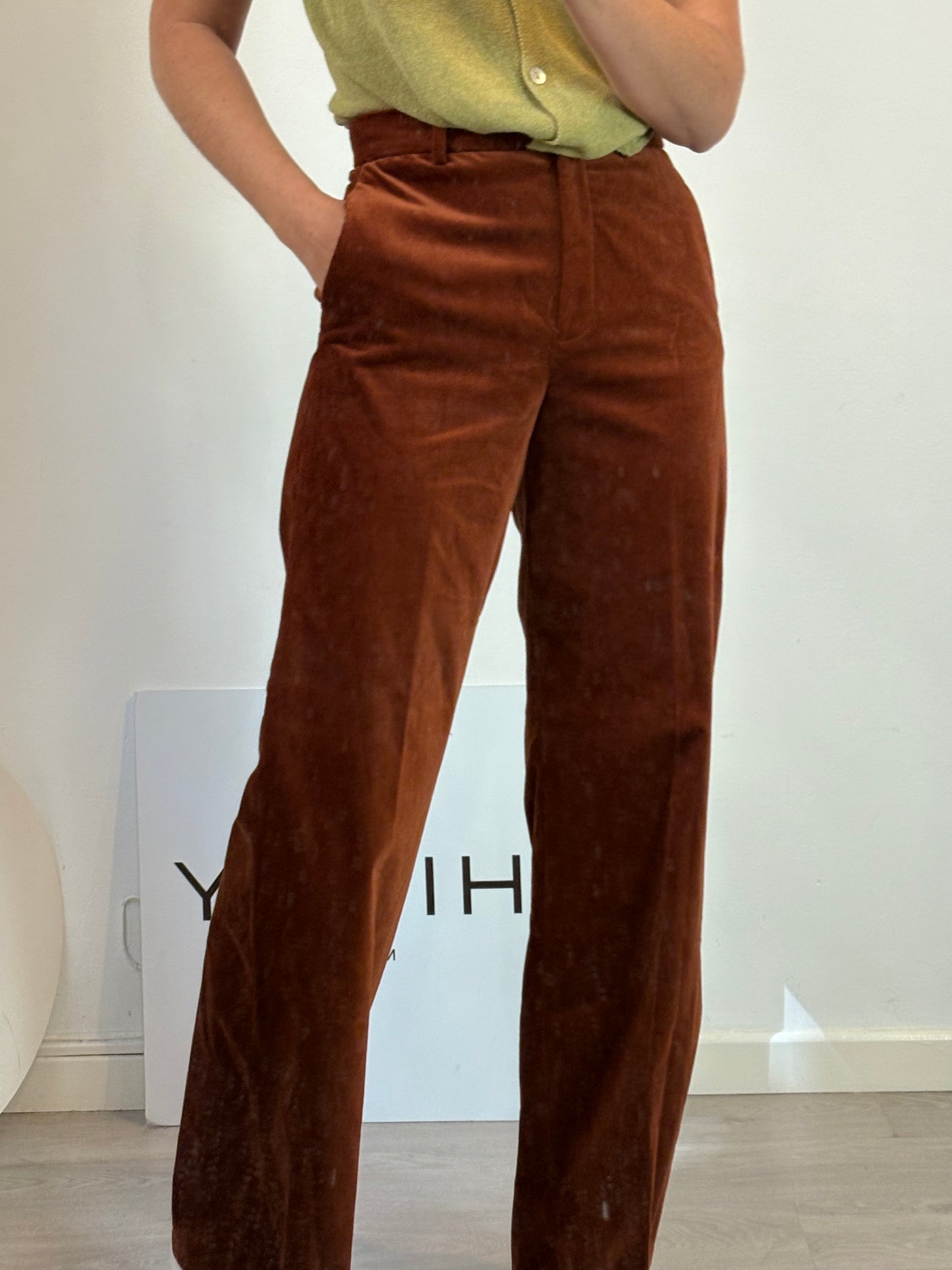 MANGO. Pantalón terciopelo caldero