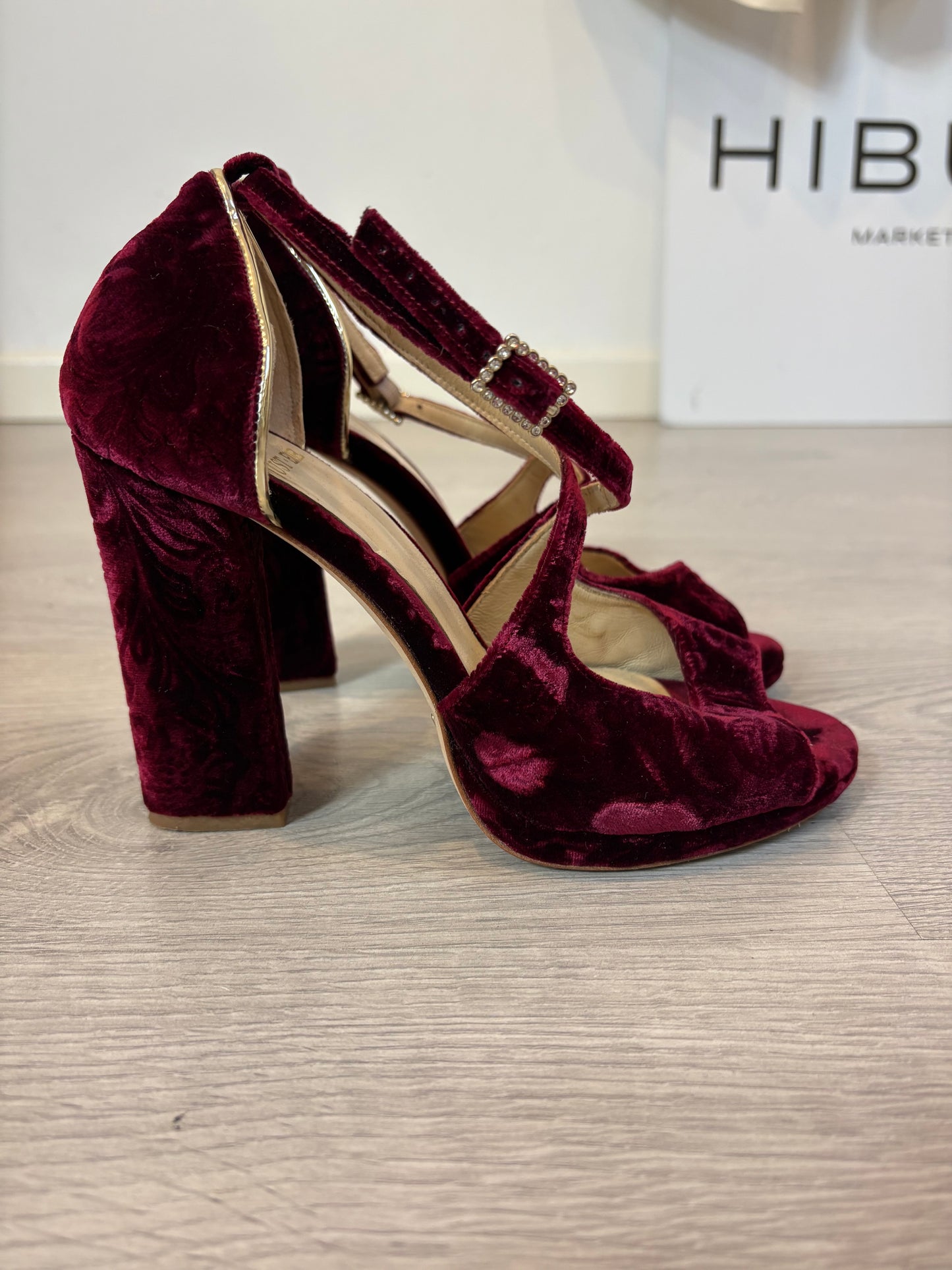 JUST+ ENE. Sandalia terciopelo burdeos