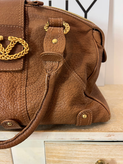 VALENTINO GARAVANI. Bolso camel detalles dorados (TARA)