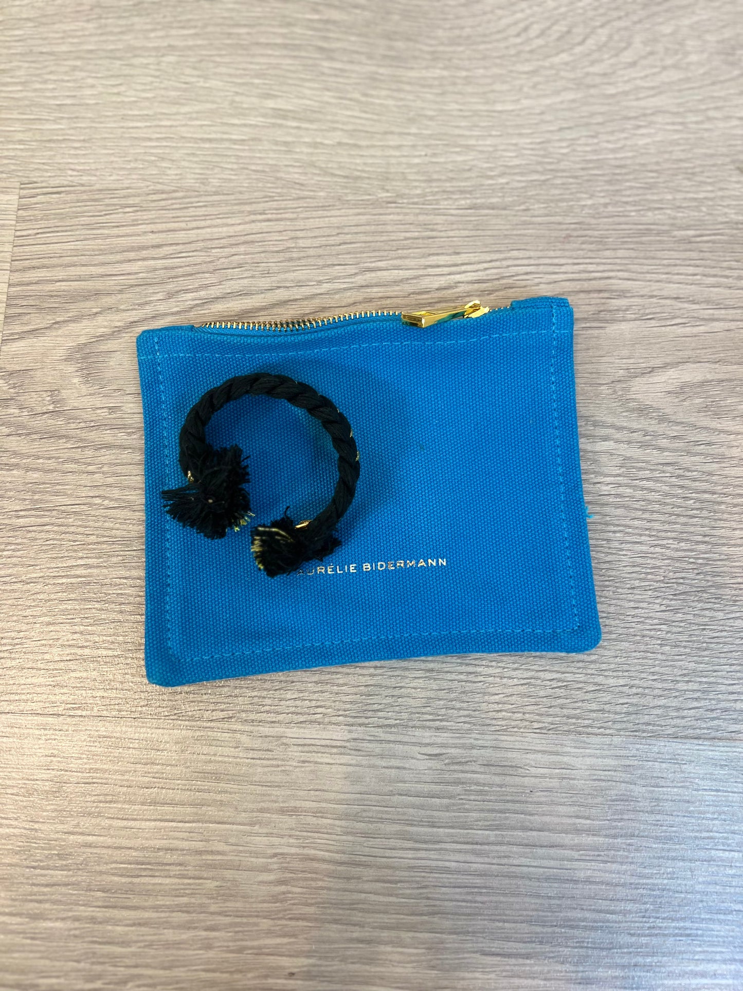 AURÉLIE BIDERMANN. Pulsera hilos y dorados