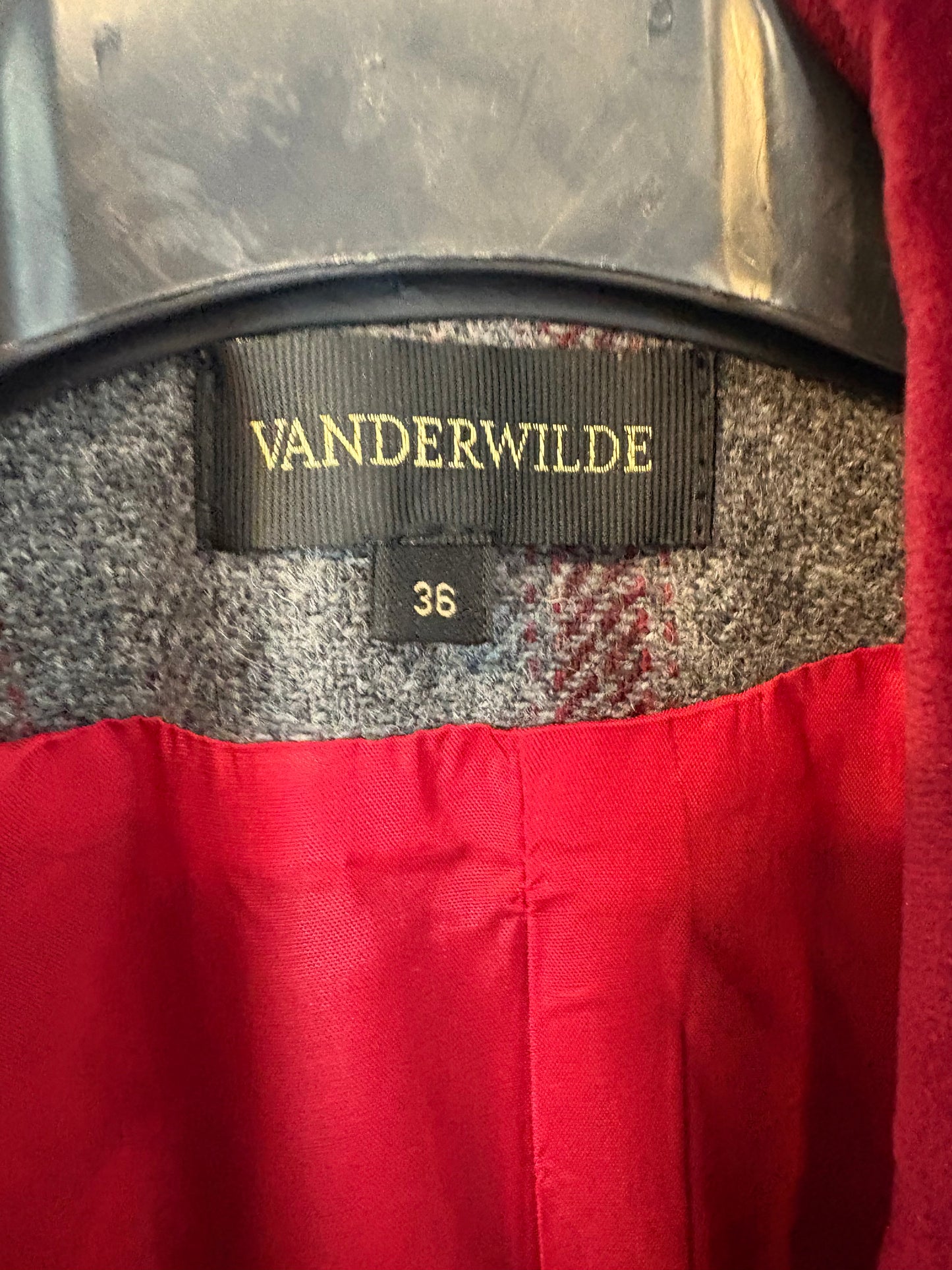 VANDERWILDE. Chaqueta gris lana detalles terciopelo