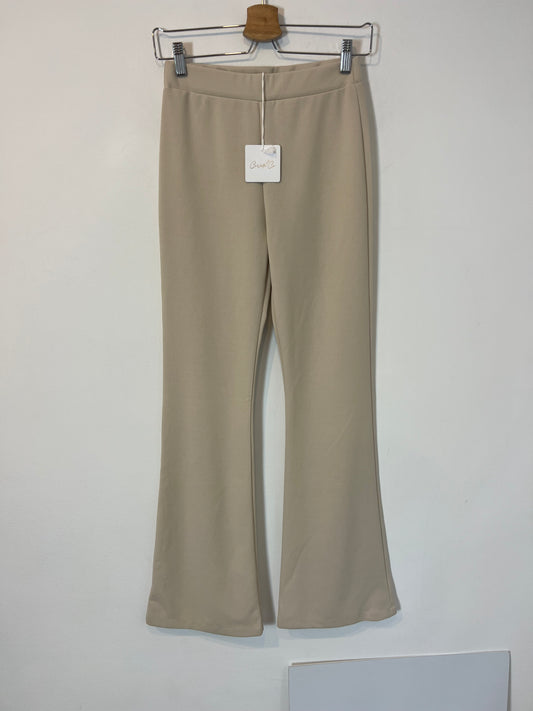 CARLOTA&CO. Pantalón ligeramente acampanado beige. T S/M