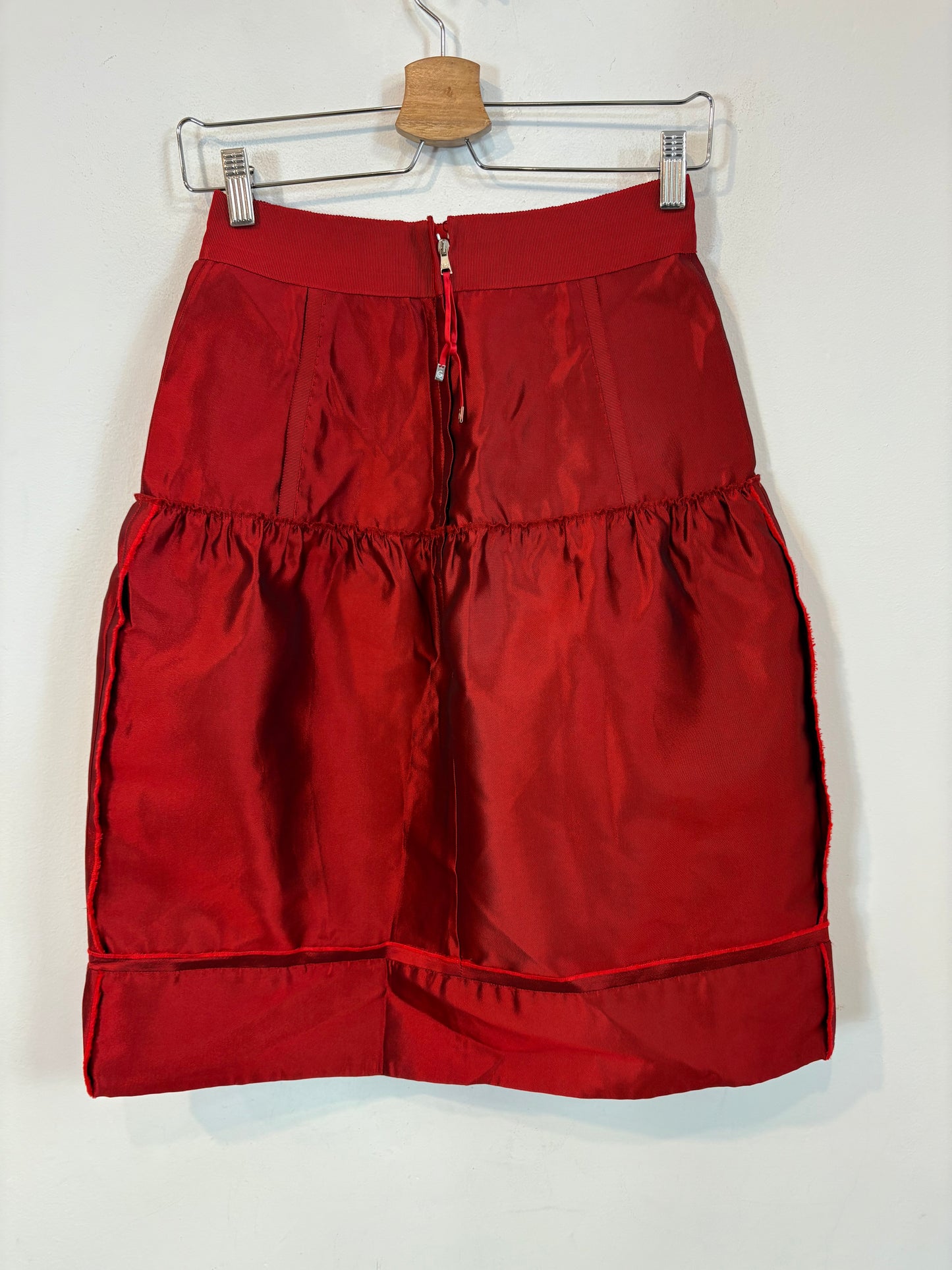 DOLCE & GABBANA. Falda midi roja vuelo