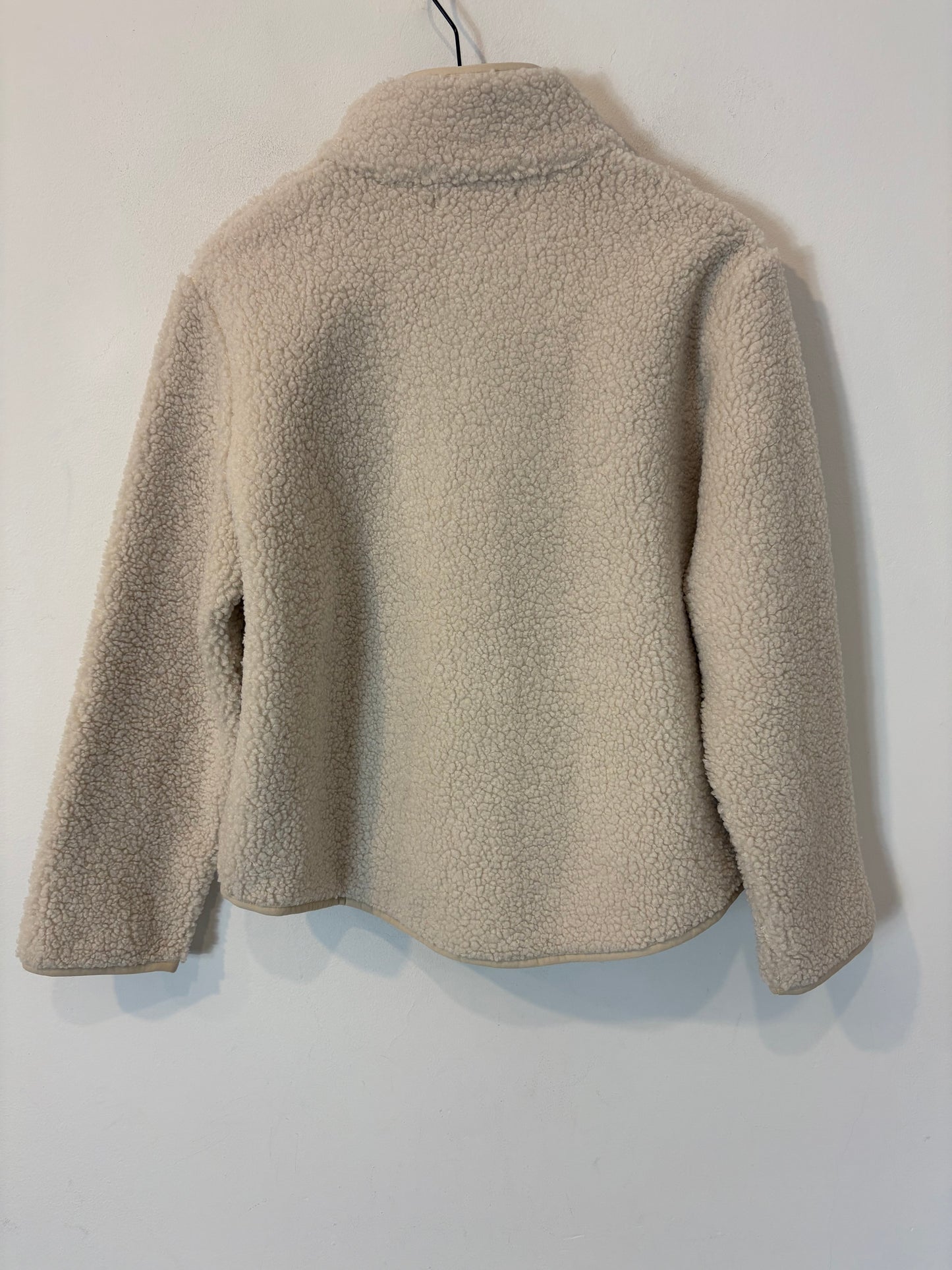 OYSHO. Chaqueta borrego beige