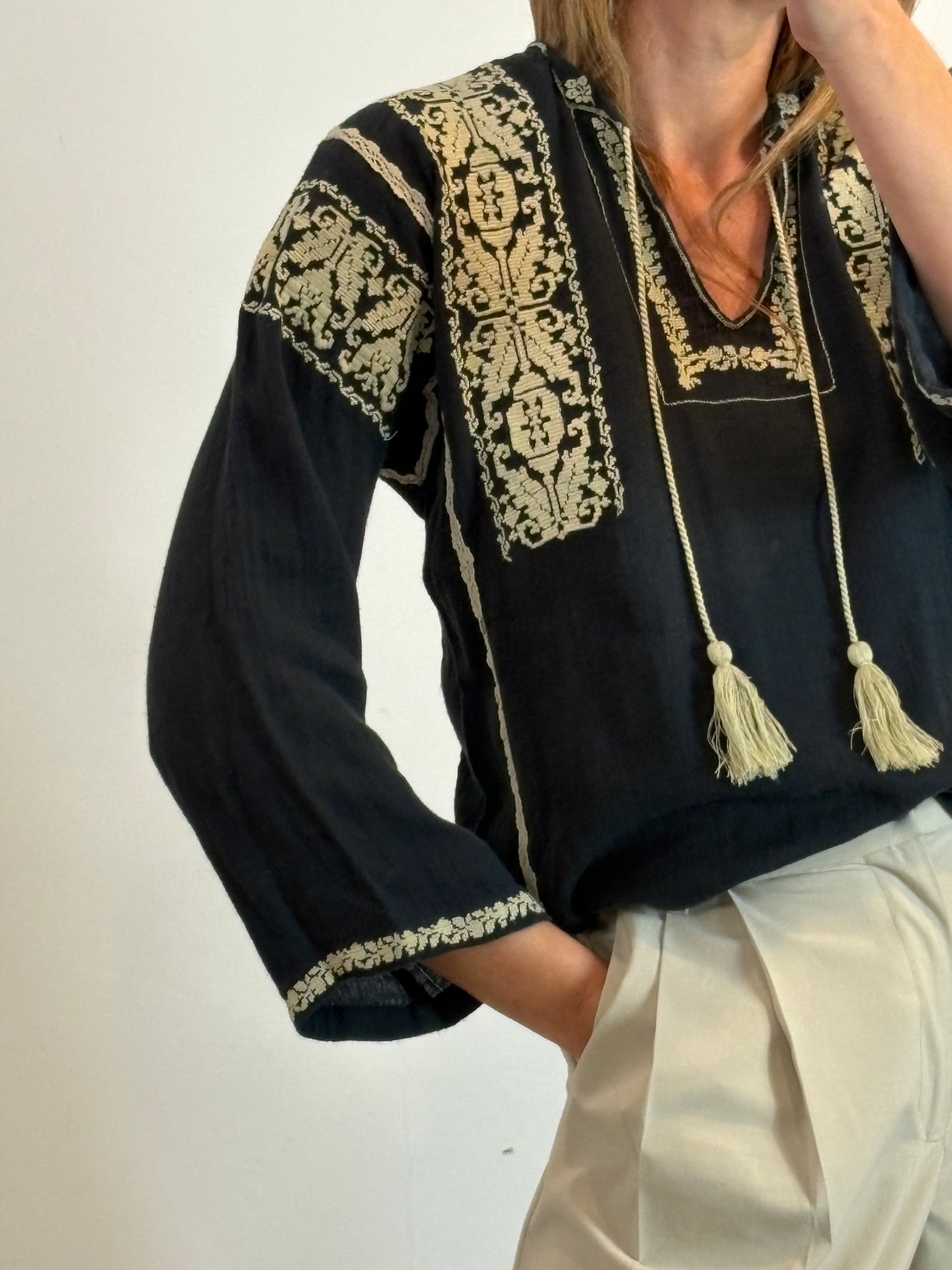 ISABEL MARANT ÉTOILE. Blusa negra bordados