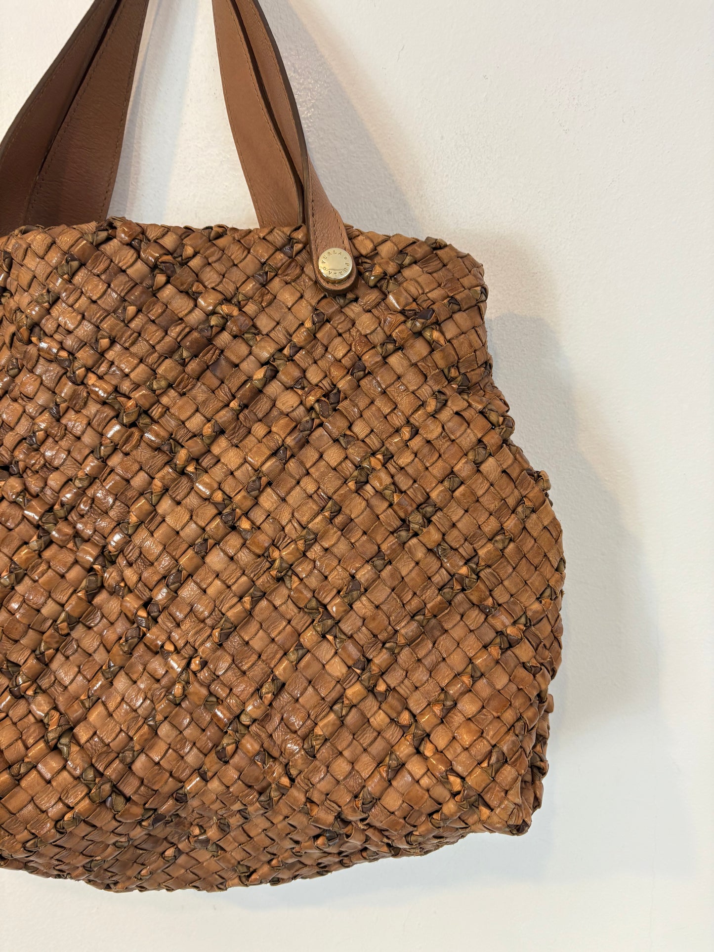 FURLA. Bolso de hombro piel trenzada