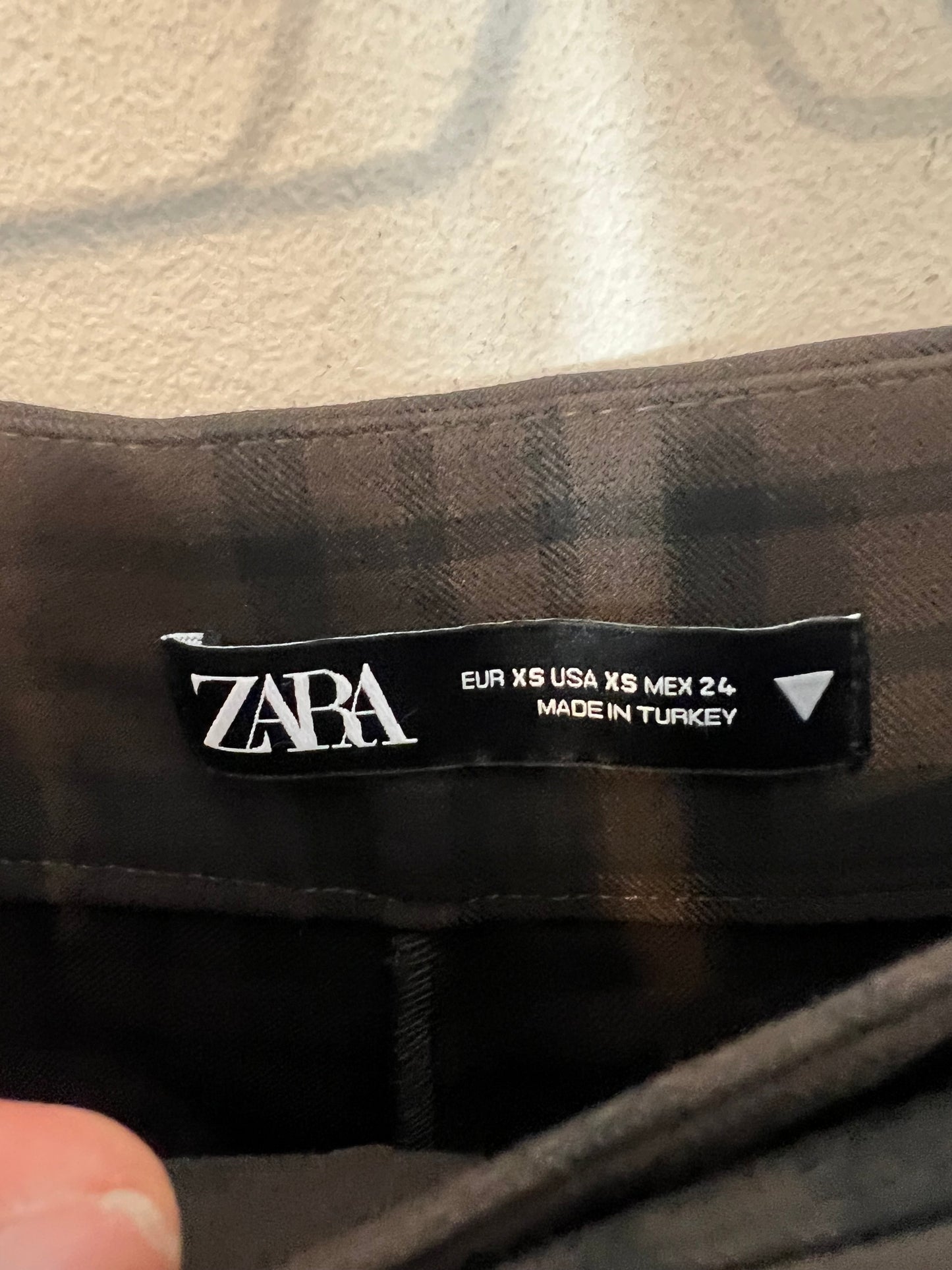 ZARA. Pantalón pinzas cuadros. T XS