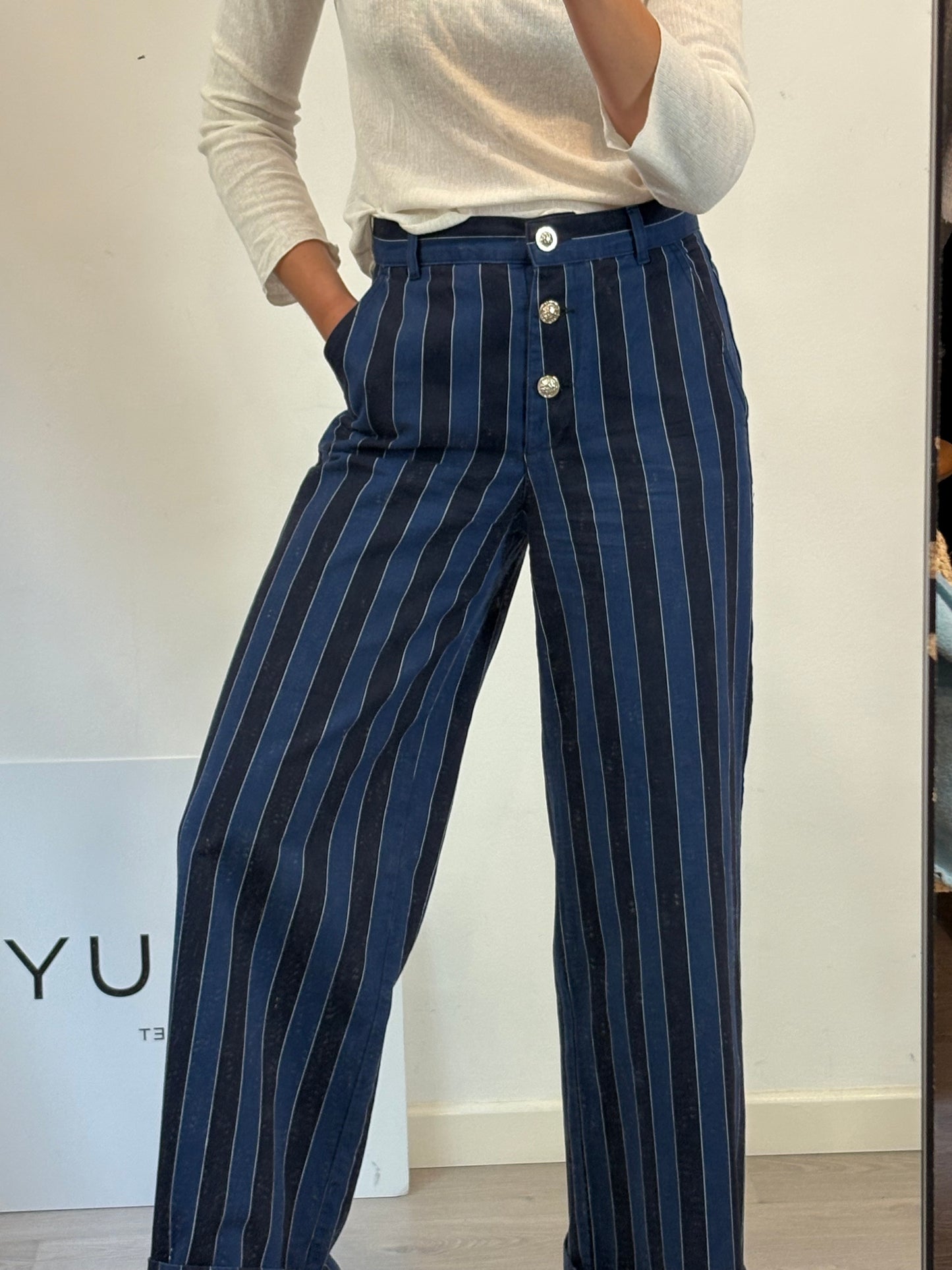 MASSCOB. Pantalón azul rayas detalle botones